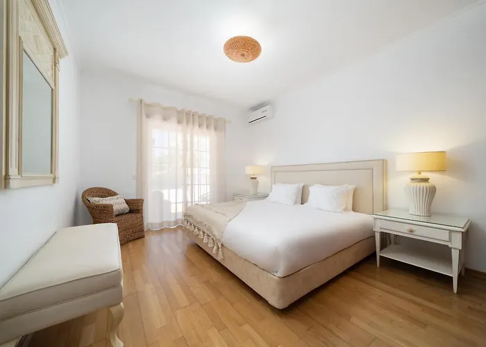 Βίλα Charming With Private Pool By Lovelystay